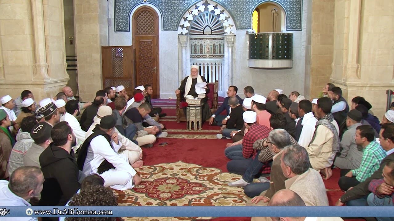 هل يجوز تحريك المصلي المتجه لغير القبلة أثناء صلاته