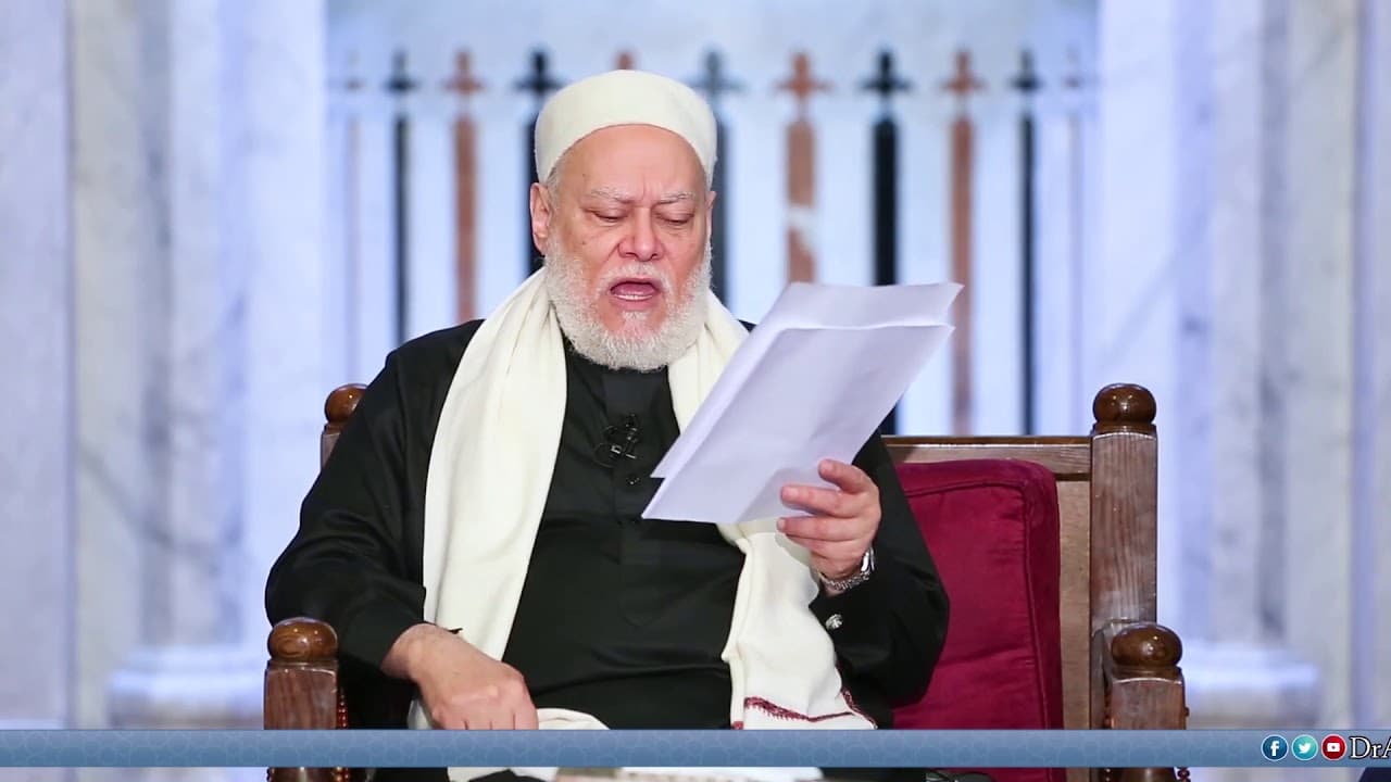 حكم جلوس كبار السن في منتصف الصف أثناء الصلاة في المسجد