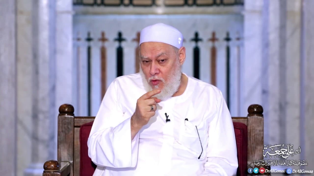 حكم ذهاب الزوجة للعمرة من مالها الخاص وأسرتها في حاجة