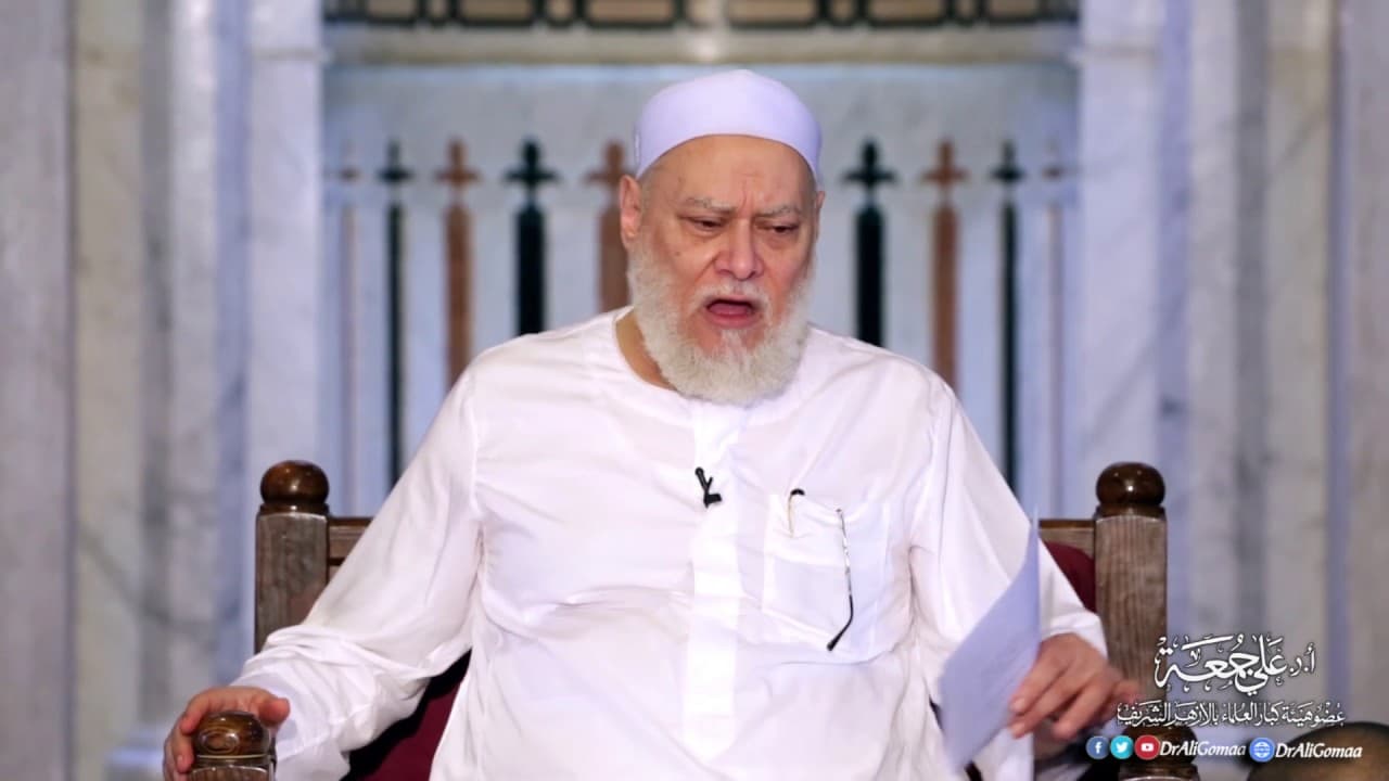 حكم تقبيل أم الصديق المتوفى بين الإباحة والاحتياط في المذهب