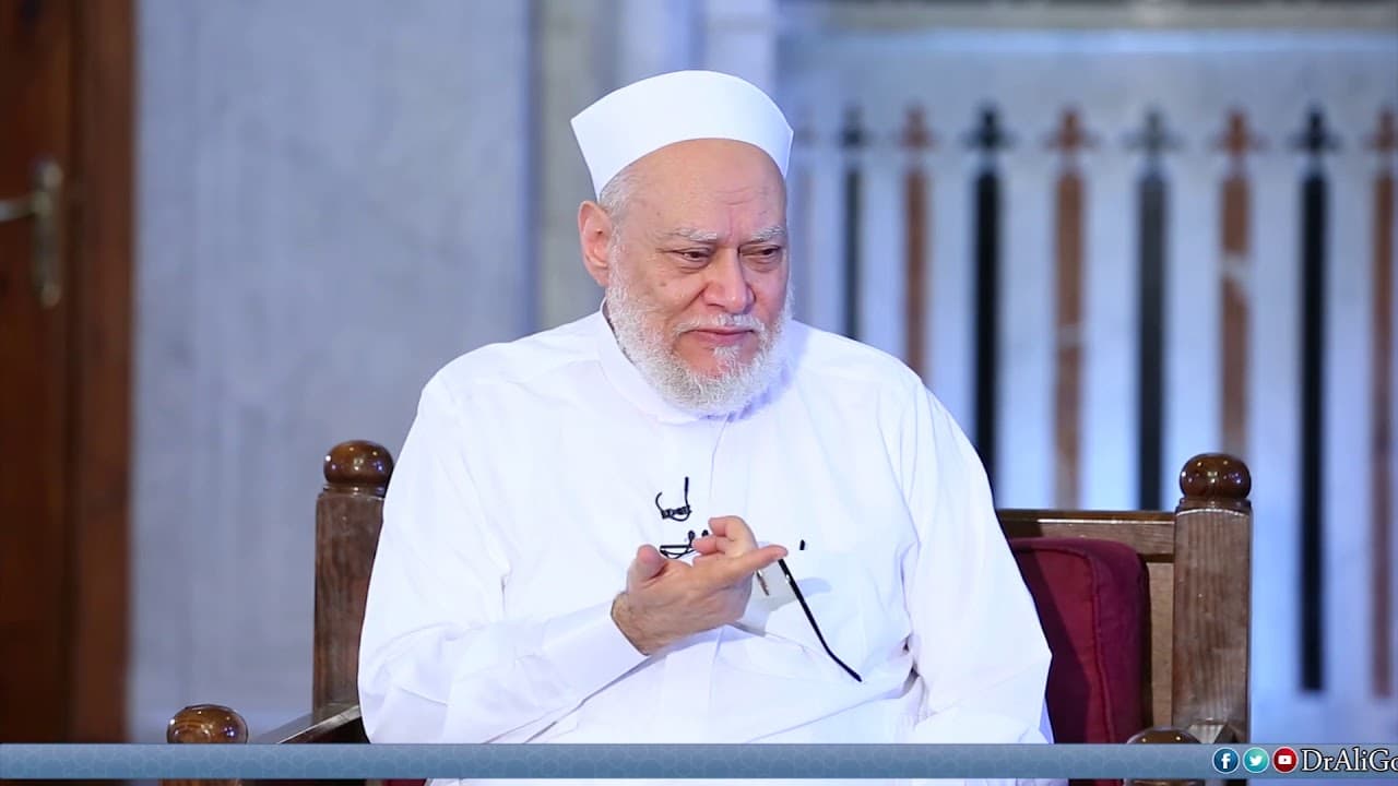 حكم دفن المسلم في صندوق خشبي وكيفية استقبال القبلة عند الدفن