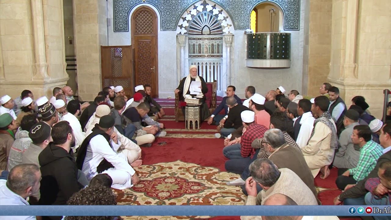 حكم الأكل في المسجد وإيذاء المصلين برائحة الطعام