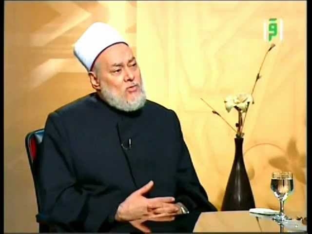 حكم زيارة القبور للنساء وفي العيد وهل الميت يسمع من يزوره