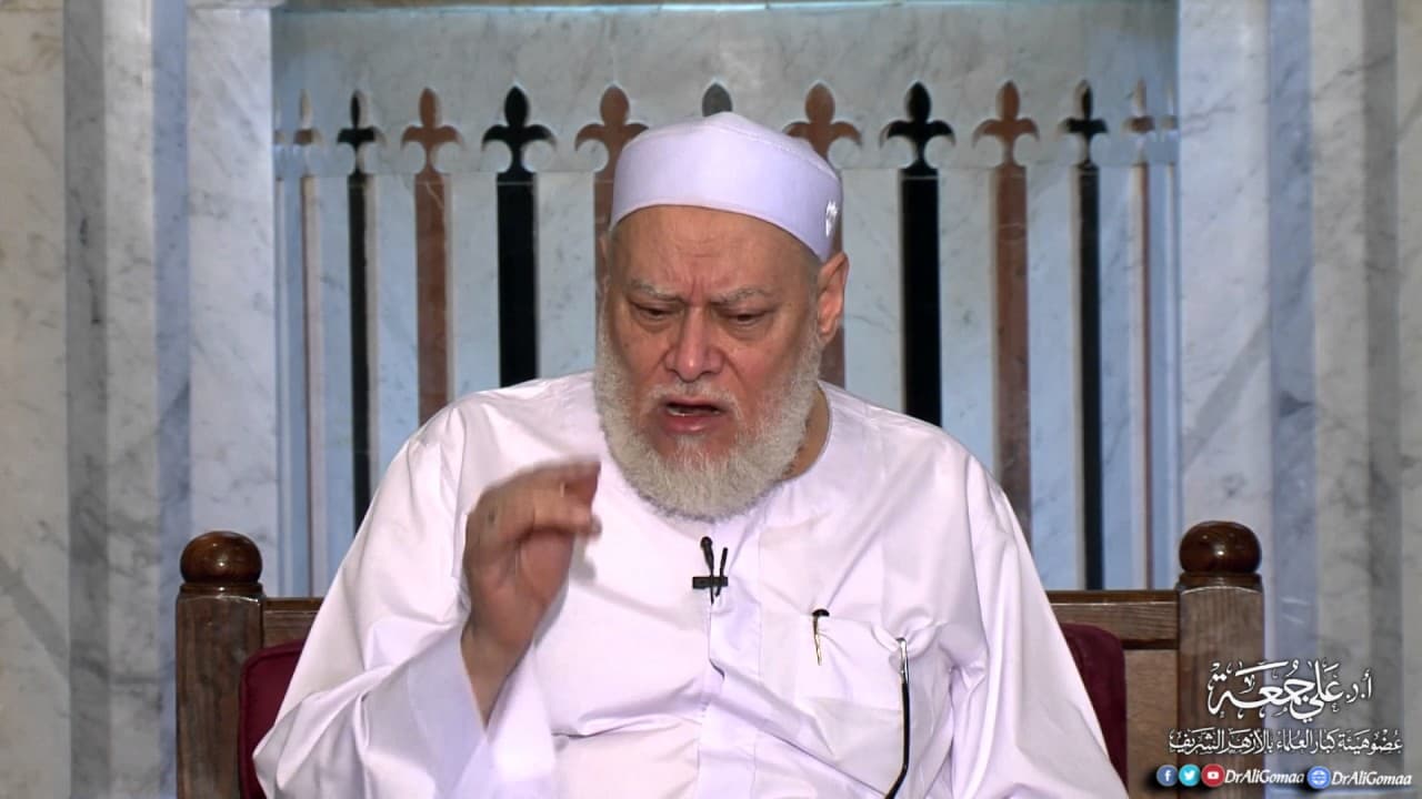 حكم الصلاة على الكرسي وصلاة المرأة في الشارع عند عدم إيجاد مكان