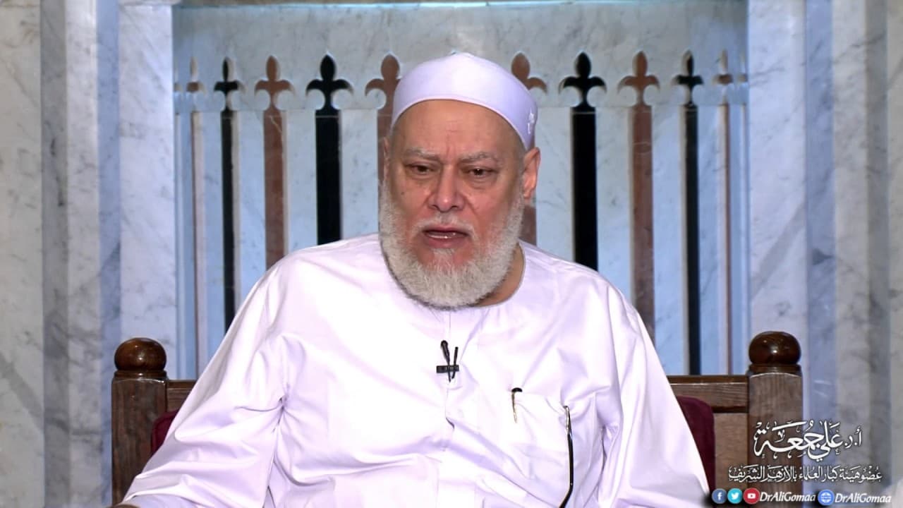 حكم استبدال الخادمة العاجزة عن العمل بسبب كبر السن وضمان معاشها